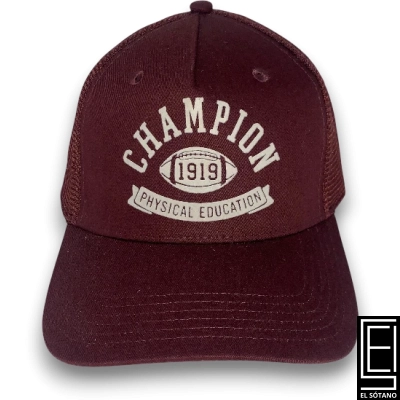 Gorra Champion Presenta El Logotipo Physical Education Bordado En Blanco Sobre Un Fondo Color Granate